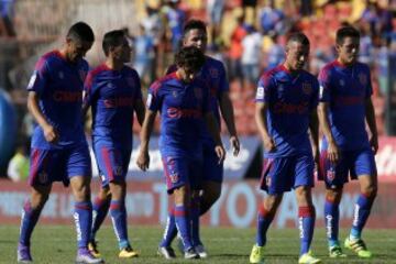 Los jugadores de Universidad de Chile, se lamentan tras el gol de Union Española durante el partido de primera division disputado en el estadio Santa Laura de Santiago, Chile.