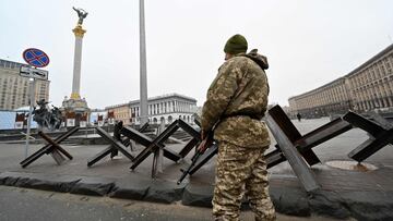 A fighter of the Ukrainian Territorial Defence Forces, the military reserve of the Ukrainian Armed Forces, stands guard at anti-tank constractions on the position at Independence Square in Kyiv on March 2, 2022. - The fate of the EU is at stake in Ukraine