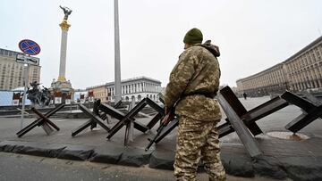 A fighter of the Ukrainian Territorial Defence Forces, the military reserve of the Ukrainian Armed Forces, stands guard at anti-tank constractions on the position at Independence Square in Kyiv on March 2, 2022. - The fate of the EU is at stake in Ukraine, said the President of the European Commission, Ursula von der Leyen, while Ukrainian President Volodymyr Zelensky, who calls for integration "without delay" of his country to the EU, asked Europeans to "prove that they are with Ukraine. (Photo by Sergei SUPINSKY / AFP)