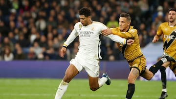 MADRID (ESPAÑA), 05/11/2023.- El centrocampista inglés del Real Madrid Jude Bellingham ante Oscar Trejo, delantero argentino del Rayo Vallecano (d) durante el encuentro correspondiente a la jornada 12 de LaLiga que Real Madrid y Rayo Vallecano disputan este domingo en el Santiago Bernabéu. EFE/ Juan Carlos Hidalgo