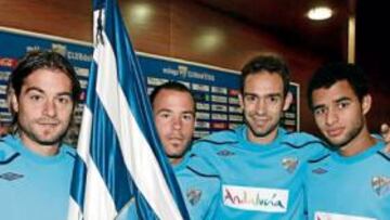 <b>PÓKER DE ASES. </b>Miguel Ángel, Apoño, Lolo y Pablo Barros posan para AS en la sala de prensa de La Rosaleda con una bandera del Málaga.