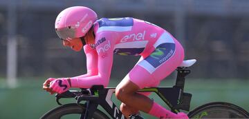 Giro de Italia - 14 de mayo de 2017. Nairo se llevó el triunfo en la etapa 9 y llegó hasta el último día vestido de rosado, sin embargo perdió el título en la contrarreloj final ante Dumoulin. 