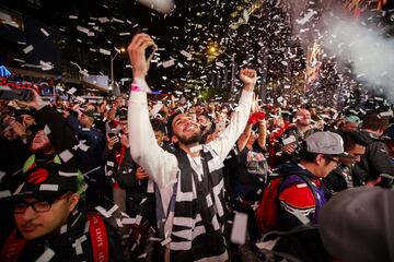 Los seguidores de Toronto Raptors salieron a las calles de la capital de la provincia de Ontario para celebrar por todo lo alto la consecución del anillo de la NBA tras derrotar en las finales a Golden State Warriors. 