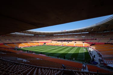 El estadio sevillano ya ha completado una primera fase de reforma, con ampliación de gradas y retirada de la pista de atletismo. El aforo pasará de 57.000 a 70.000 antes de 2030. Se prevé una segunda fase de 100 millones con mejoras exteriores y accesos. 
Además, acogerá al Betis durante la reforma del Benito Villamarín de dos años.