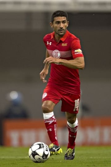 Volante ofensivo mexicano nacido en Brasil. Juega para el Toluca y jugó con el Tri el mundial de 2006 y los Juegos Olímpicos de 2004.