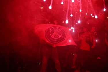 Los seguidores del PSG se congregaron en masa en el centro de París tras la victoria por 5-0 ante el Inter. Las celebraciones incluyeron fuegos, bengalas y banderas.