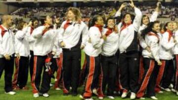 <b>Las chicas del Rayo Femenino</b>, con el trofeo de la Superliga.