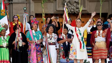 Mexico's new President Claudia Sheinbaum holds the "baton of command" during a ceremony at Zocalo Square in Mexico City, Mexico October 1, 2024. REUTERS/Daniel Becerril