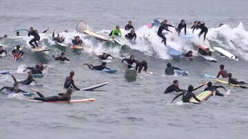 Masificación surfistas en San Diego (California).