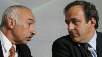 Phillipe Piat, presidente de FIFPro, con Platini, su hom&oacute;logo en la UEFA.