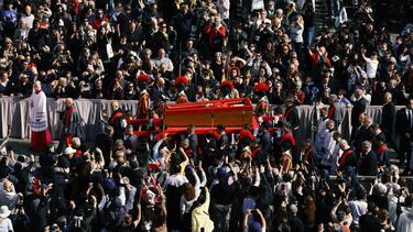 El cuerpo del Papa Francisco es llevado en un ataúd a la Basílica de San Pedro en el Vaticano el día de su traslado, en el Vaticano.