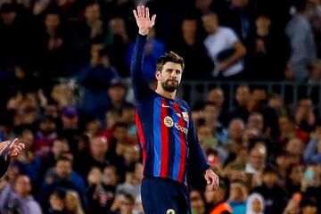 Piqué fue sustituido en el minuto 83 y ovacionado por todo el estadio y sus compañeros.