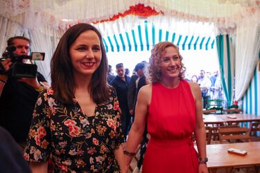 La secretaria general de Podemos y ministra de Derechos Sociales y Agenda 2030, Ione Belarra acompañada de la  portavoz municipal de Podemos, Susana Hornillo.