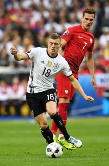 Toni Kroos y Arkadiusz Milik.