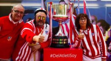 La gran familia rojiblanca disfrutó antes del partido de diversos actos dedicados a ellos en los alrededores del Calderón. Los seguidores pudieron fotografiarse con la Copa del Rey.