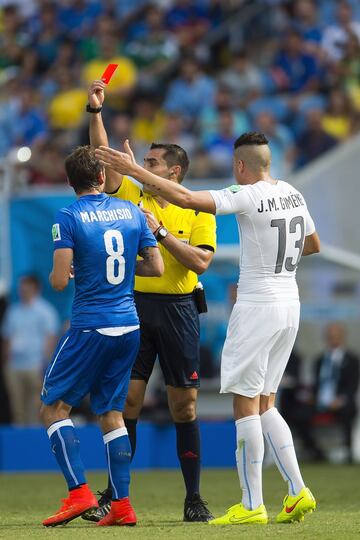 En Brasil 2014, 'Chiquimarco' mandó a las regaderas a Claudio Marchisio en un Italia vs Uruguay.