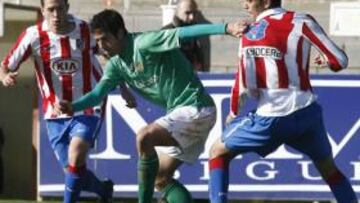 <b>PRESIÓN. </b>Collado intenta parar el ataque del Cacereño.