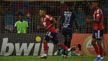 Independiente Medellin's forward Jhon Vasquez (L) celebrates after scoring during the Copa Sudamericana group stage first leg match between Colombia's Independiente Medellin and Peru's Universidad Cesar Vallejo at the Atanasio Girardot Stadium in Medellin, Colombia, on April 10, 2024. (Photo by Jaime SALDARRIAGA / AFP)
