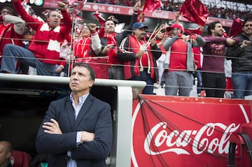 La temporada pasada, cuando José Manuel de la Torre dejó la dirección técnica, Santos Laguna aparecía como una de las decepciones de la Liga MX. Robert Dante Siboldi terminó el Apertura 2017 en el banquillo de los ‘Guerreros’ y recibió la confianza para continuar al frente este torneo. En su primera campaña completa como entrenador, el argentino logró hacerse del título, siendo el décimo estratega en el futbol mexicano que lo consigue. 