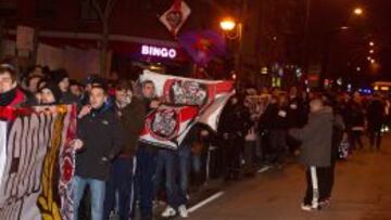 Seguidores del Rayo y vecinos de Vallecas se manifestaron dando apoyo a los detenidos.