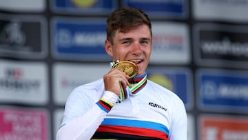 Remco Evenepoel, con la medalla de oro de campeón del mundo de ciclismo en contrarreloj.