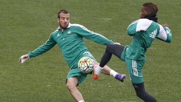 Van der Vaart, durante un entrenamiento con el Betis.