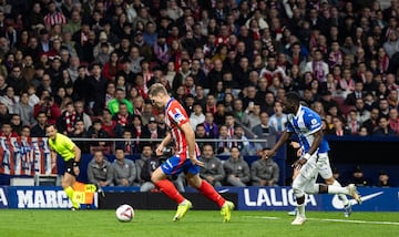 El delantero noruego del Atlético de Madrid, Alexander Sorloth, marca el 2-1 al Alavés. 