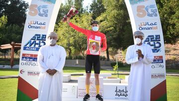 Anthon Charmig, vestido con el maillot de l&iacute;der en el podio del Tour de Om&aacute;n.