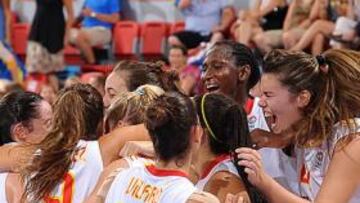 <b>GUERRERAS DE BRONCE. </b>Las jugadoras de la Selección Sub-18 celebran el triunfo ante Suecia que supuso el bronce y la sexta medalla para España este verano.