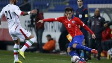 Cornejo maneja el bal&oacute;n en el amistoso ante Ir&aacute;n, en su debut en la Roja.