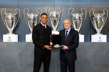 Florentino Pérez entrega una miniatura del estadio Santigao Bernabéu a Alexander-Arnold durante la presentación. 