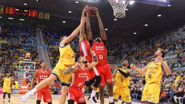 GRAFCAN8844. LAS PALMAS DE GRAN CANARIA, 17/11/2019.- Los jugadores del Herbalife Gran Canaria, o, durante el partido contra el Herbalife Matt Costello (2i), John Suma (d) y Stan Okoye (2d) Dino Radoncic (d), y los jugadores del UCAM Murcia Askia Booker (2i), Kevin Tumba (3d) y Sadiel Rojas (3i), durante el partido que ambos equipos disputaron este domingo en el Gran Canaria Arena, en Las Palmas de Gran Canaria. EFE/Elvira Urquijo A.