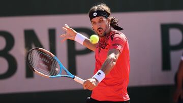 El tenista espa&ntilde;ol Feliciano L&oacute;pez devuelve una bola durante su partido ante Federico Coria en Roland Garros 2021.