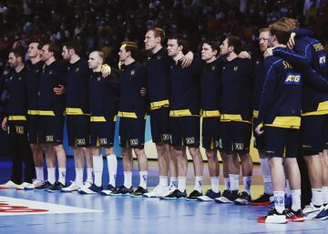 La selección sueca escuchando el himno nacional. 
