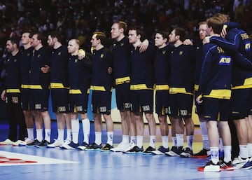 La selección sueca escuchando el himno nacional.