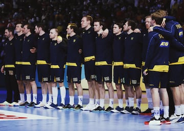 La selección sueca escuchando el himno nacional. 
