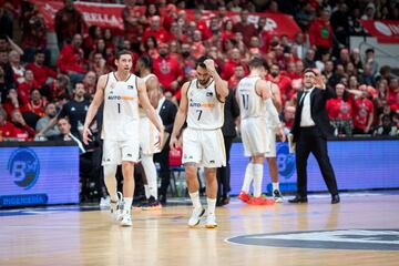 Causeur y Campazzo, antes del final de partido.