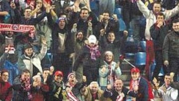 <b>CON LA AFICIÓN. </b>Torres celebra un gol con la grada rojiblanca, en el partido ante el Valencia en el Calderón.