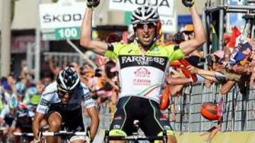 <b>SEGUNDO. </b>Oscar Gatto celebra su victoria mientras Contador apura para tomar una preciosa renta.