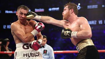 Canelo Alvarez golpea a Gennady Golovkin durante su primer combate.