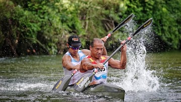 Los piragüistas Julio Martínez Gómez y Julián Daniel Salinas ontrarreloj de la 85º edición del Descenso Internacional del Sella, a 3 de agosto de 2023, en Ribadesella, Asturias (España). La embarcación alemana capitaneada por el campeón olímpico, Max Hoff en compañía de Claas Gebhardt, ha conseguido la pole tras completar el recorrido que separa los puentes de San Román y Ribadesella en la contrarreloj, con un tiempo de 12 minutos y 10 segundos. En la modalidad individual, ha dominado el riosellano Walter Bouzán (El Sella), vencedor en las ediciones de 2003 y 2009. La fiesta de las piraguas, como también se le conoce, ha sido declarada de Interés Turístico Internacional. El descenso del Sella se desarrolla en el tramo del río comprendido entre Arriondas y Llovio (16 km) en Ribadesella.
03 AGOSTO 2023;PIRAGUAS;DEPORTE;OLÍMPICO;AGUA;REMO;CANOA;K1;K2;SELLA;RÍO
Xuan Cueto / Europa Press
03/08/2023