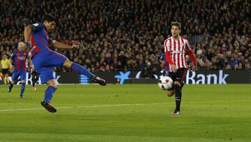 Football Soccer - Barcelona v Athletic Bilbao - Spanish King's Cup - Nou Camp stadium, Barcelona, Spain - 11/01/17 Barcelona's Luis Suarez (L) scores his first goal. REUTERS/Albert Gea