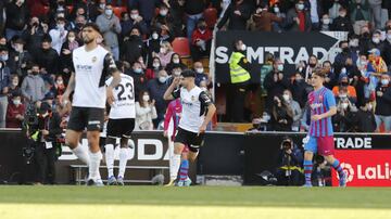 Carlos Soler celebra el 1-3 al Barcelona. 