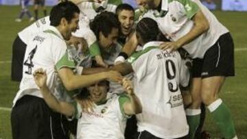 <b>FELICES. </b>La plantilla del Racing celebra al máximo una temporada que está siendo histórica para el equipo cántabro tanto en la Liga como en la Copa.