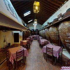 Mesón Cuevas del Vino: el restaurante más emblemático de Chinchón con las mayores cuevas subterráneas del sur de Madrid