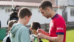 Robert Ib&aacute;&ntilde;ez, firmando aut&oacute;grafos tras su presentaci&oacute;n con Osasuna.