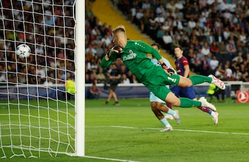 3-0. Centro de Raphinha que desvía lo justo Jelle Bataille para que no pueda llegar el portero, Jean Butez, y el balón entre en la porteria del conjunto belga.