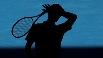 La sombra de Jannik Sinner,durante su partido contra Eliot Spizzirri en el Open de Australia.