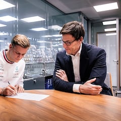 Schumacher signs for Mercedes