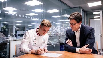 Schumacher signs for Mercedes